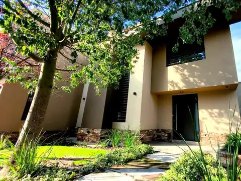 Casa en Venta con 2 cocheras
