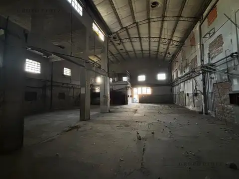 Galpón - Depósito de 303 m2.  LANUS OESTE - ALQUILER - VENTA