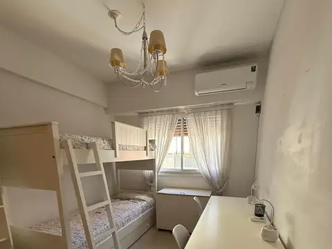 Piso de 4 ambientes amoblado al frente , balcón aterrazado y excelentes condiciones.