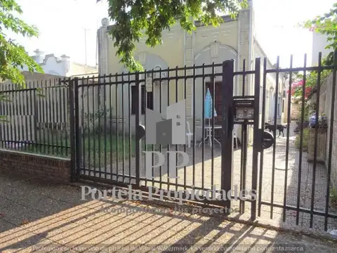 AMPLIO LOTE DE 8.66 X 50 METROS CON 3 CASAS EN CASTELAR SUR