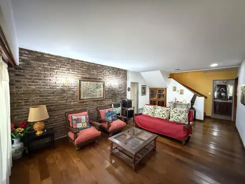 Casa en Venta de 5 dormitorios, patio con parrilla. 3 cocheras. Centro Campana