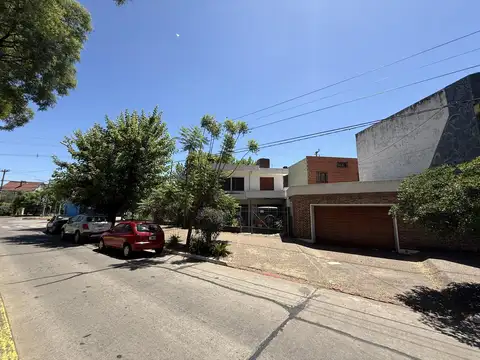 Casa en Venta de 5 dormitorios, patio con parrilla. 3 cocheras. Centro Campana