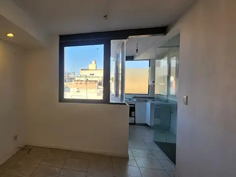 VENTA PH. DEPARTAMENTO DUPLEX. UN DORMITORIO. BALCÓN Y DECK-ABASTO.