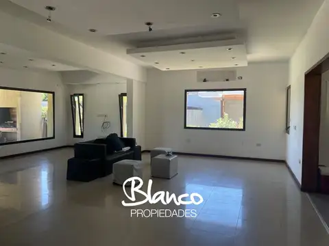 Casa en Alquiler con 1 cochera