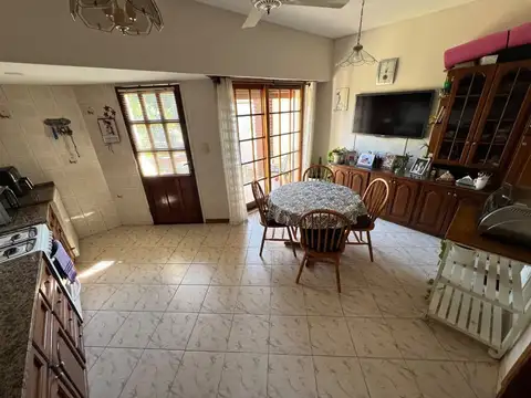 Casa 5 ambientes con 2 baños