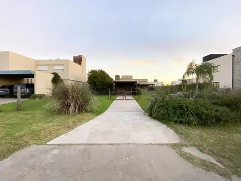 Casa en Venta de Tres Dormitorios en Puerto Roldan