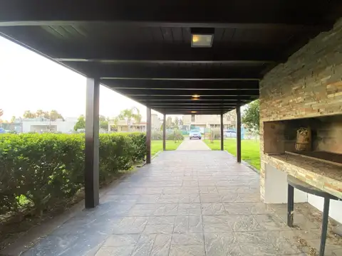 Casa en Venta con 3 cocheras