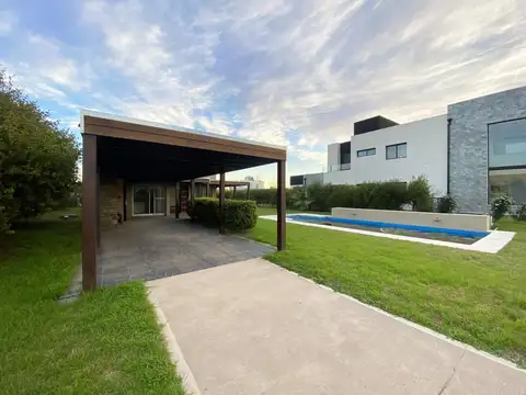 Casa en Venta en Puerto Roldan, USD 255.000