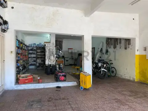 Monseñor M. de Andrea 100, Piso 0