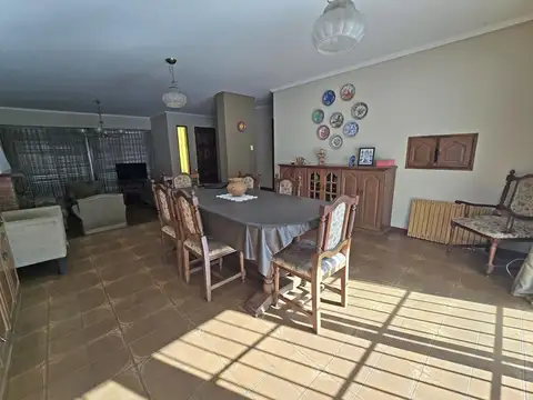 Casa 6 ambientes con 3 baños