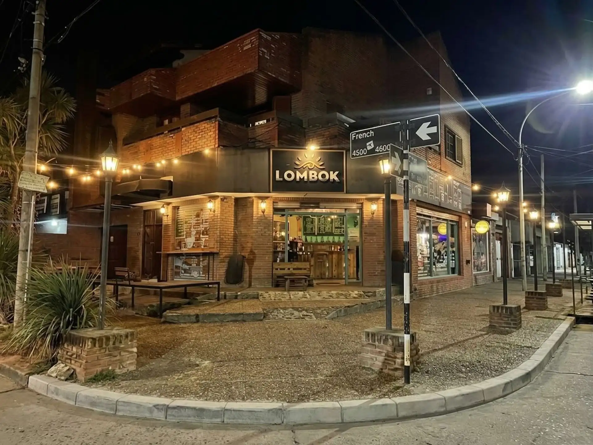 Venta casa 5 amb con local y cochera Villa Primera