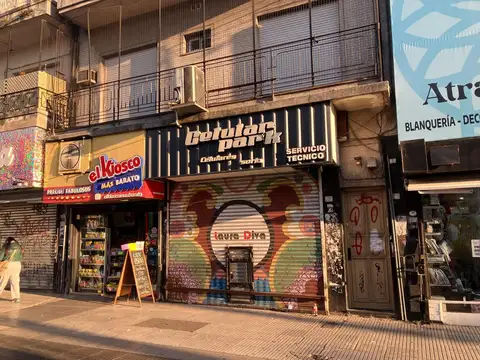 Peatonal Belgrano, dos locales con dos viviendas