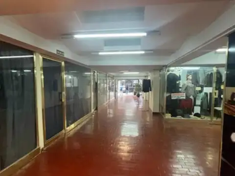 Excelente Local en galeria ,bajas expensas.