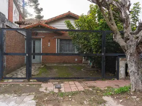 Casa 4?amb. con lote propio y gran fondo - Quilmes
