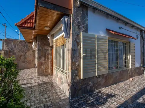 Casa en venta en La Plata de dos dormitorios - San Carlos