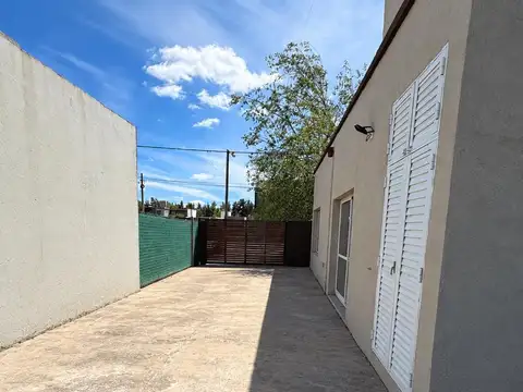 Casa en Alquiler con 2 cocheras