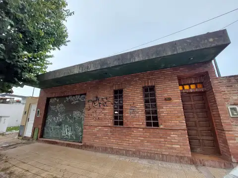 CASA AL FONDO 3 1/2 AMBIENTES CON PATIO - GRAN PARQUE - EXCELENTE UBICACION -