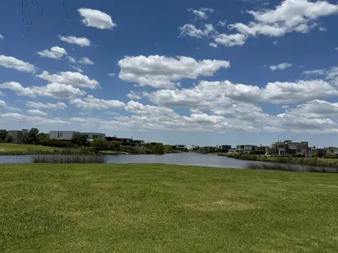 Lote en venta a la laguna en El Naudir, Escobar