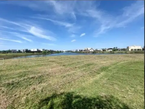 Lote en venta a la laguna en El Naudir, Escobar