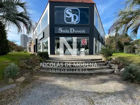 En venta local de 390m2 en Punta del Este