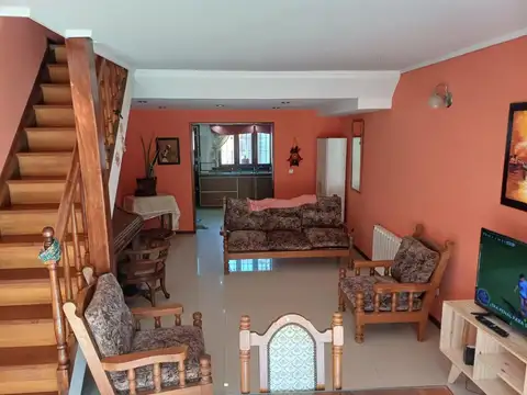 SE VENDE CHALET 7 AMBIENTES + QUINCHO C/ COCINA Y BAÑO