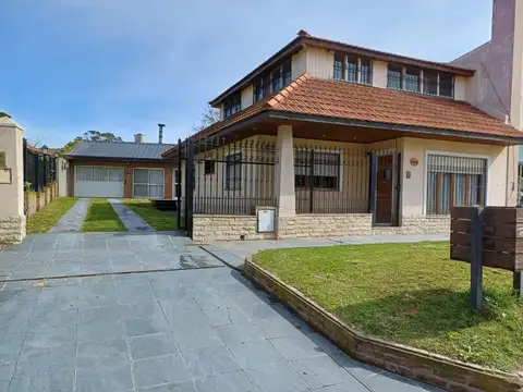 SE VENDE CHALET 7 AMBIENTES + QUINCHO C/ COCINA Y BAÑO