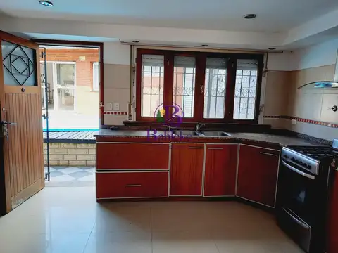 Casa en Venta con 4 cocheras