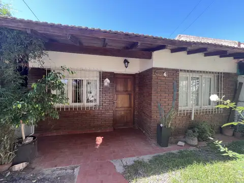 VENTA CASA 4 AMBIENTES GARÍN GARAJE Y JARDÍN