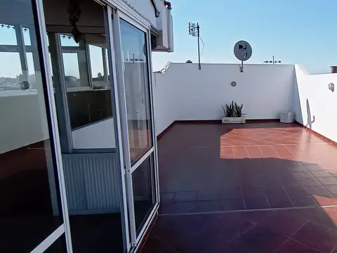 Casa 8 ambientes con 3 baños