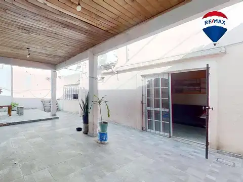 VENTA CASA 3 AMB CON PATIO Y COCHERA LANUS