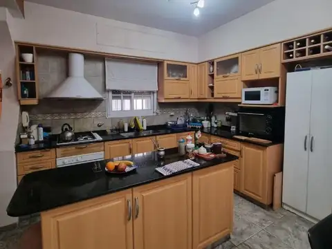 Casa 6 ambientes con 2 baños