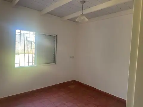 Casa 4 ambientes con 1 baño