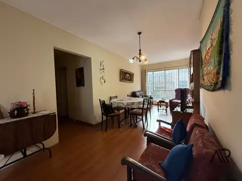 Apartamento 2 dormitorios y patio sobre 18 de julio