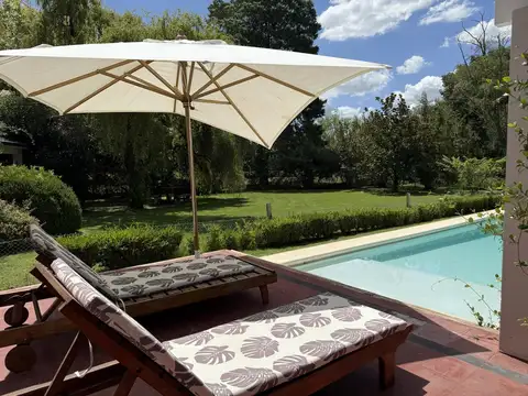 Casa en Alquiler con 2 cocheras