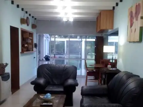 Casa 4 ambientes con 2 baños