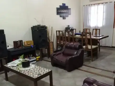 Ph t/ Casa 3 ambientes amplio con terreno libre, ubicado en Cabrera 756, Banfield