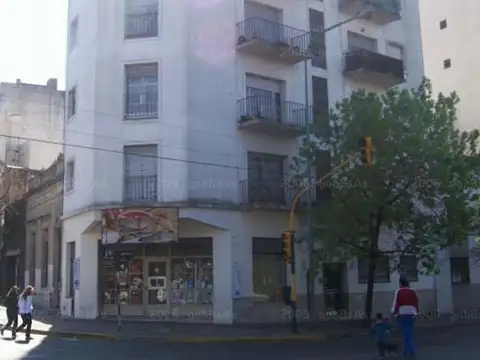 Muy buen departamento de dos ambientes con patio.-