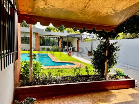 Casa en alquiler en San Isidro con pileta, quincho y cochera para 3 autos