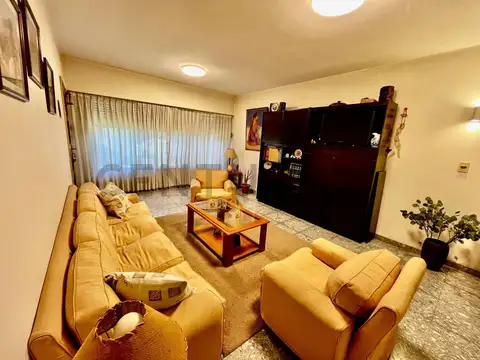 Casa en Alquiler con 3 cocheras