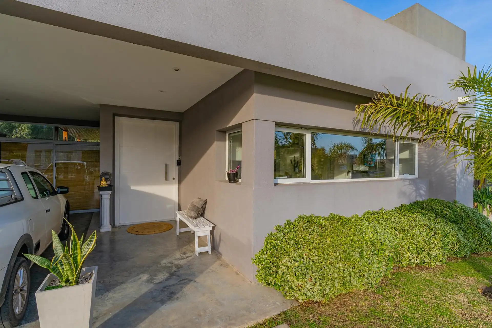 Casa estilo minimalista moderno, en sector Los Ceibos del barrio Privado Rumencó