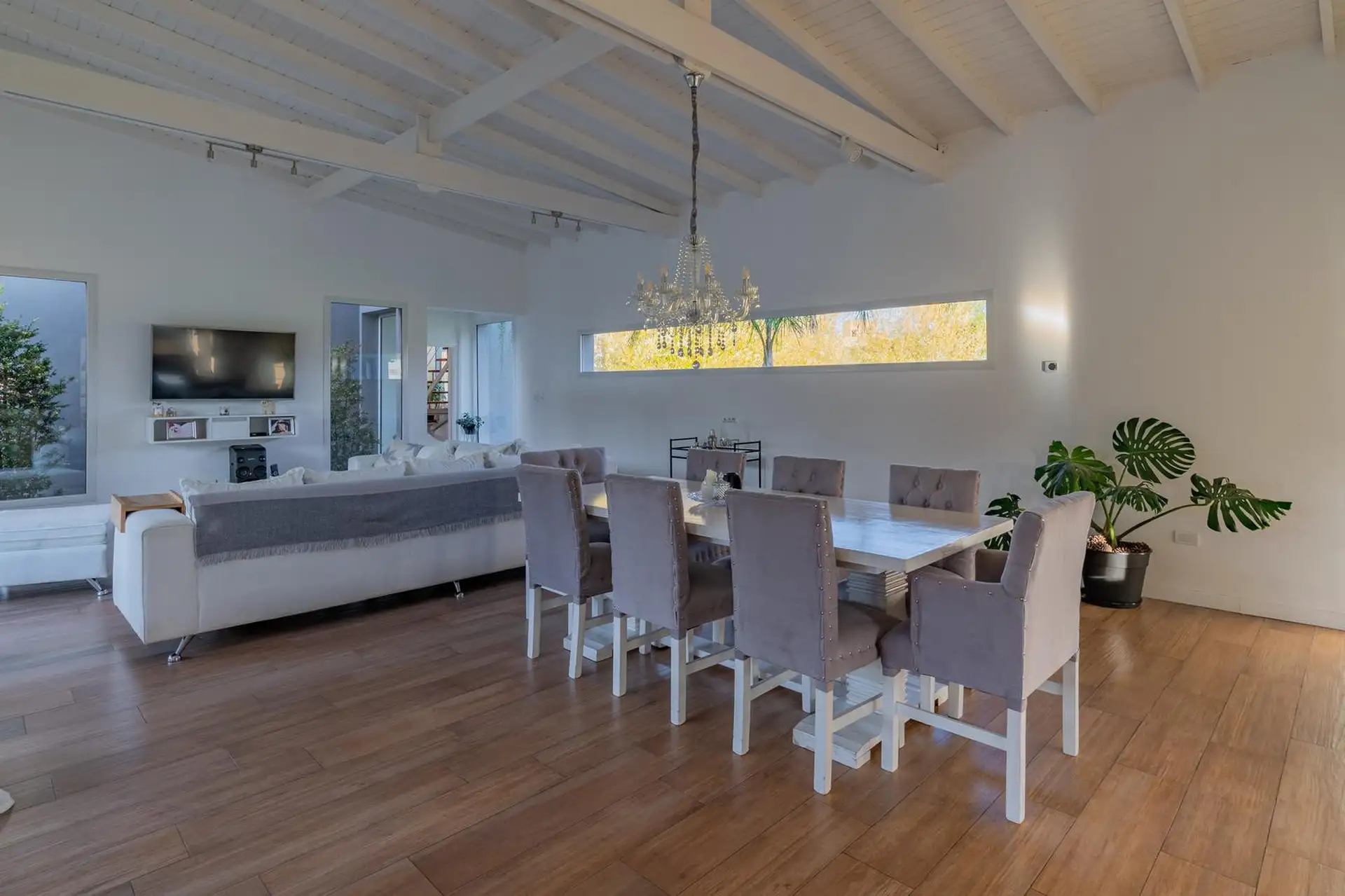 Casa estilo minimalista moderno, en sector Los Ceibos del barrio Privado Rumencó