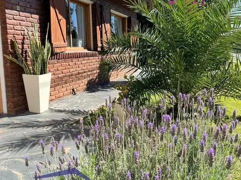 Casa 6 ambientes con 4 baños