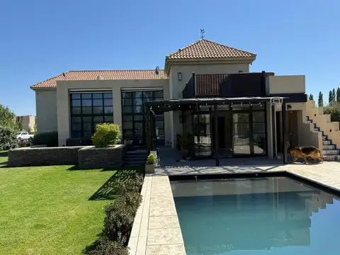 VENTA CASA 4 DORMITORIOS - B° PRIVADO COSTA NOGAL