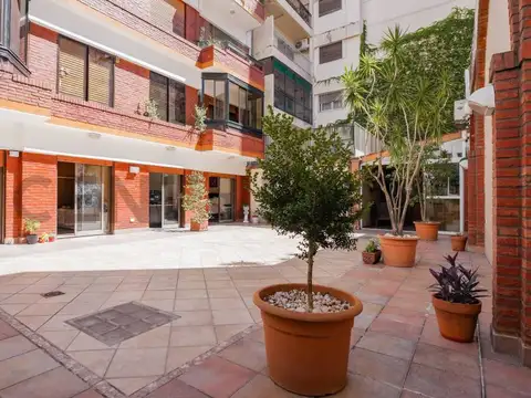 VENTA – PISO DE 5 AMBIENTES C/ PATIOS, QUINCHO, BALCON, DEPENDENCIA, 2 COCHERAS Y BAULERA - APTO CRE