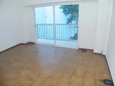 BALCON - MUY LUMINOSO - Lavadero Independiente