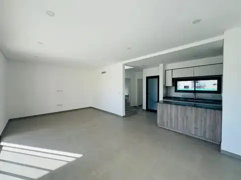 Casa en Alquiler con 1 cochera