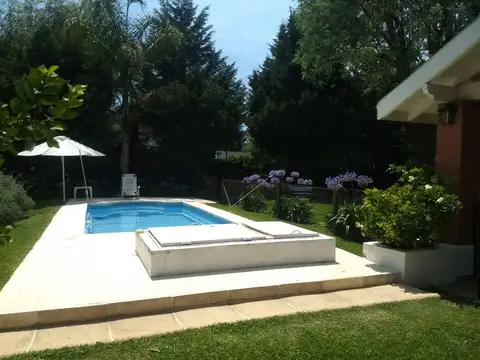 EL ROCIO -  Chalet excelente estado, cerca de la entrada , 3 dormitorios con gran parque y piscina