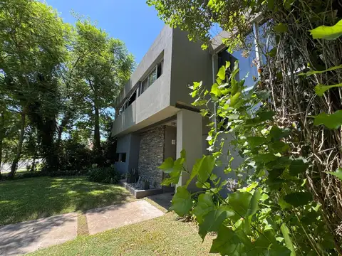 Casa 4 ambientes con 4 baños
