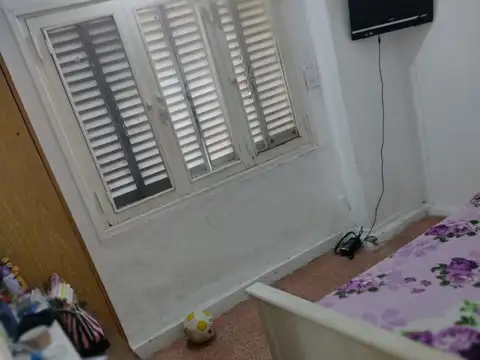 EN VENTA CASA EN PLANTA BAJA EN CASEROS, CUENTA CON 2 DORMITORIOS, AMPLIO PATIO - FICHA 9375