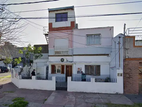 EN VENTA CASA EN PLANTA BAJA EN CASEROS, CUENTA CON 2 DORMITORIOS, AMPLIO PATIO - FICHA 9375